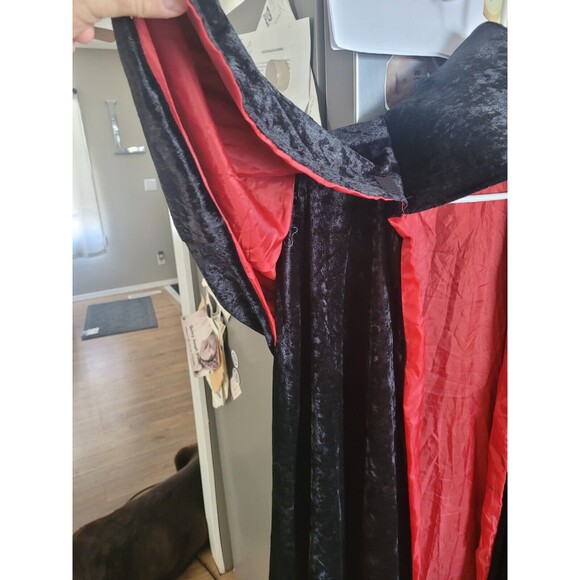 Adult XL 100% Polyester Fully Lined Vampire Cape Black/Red Halloween Costume - Picture 2 of 7